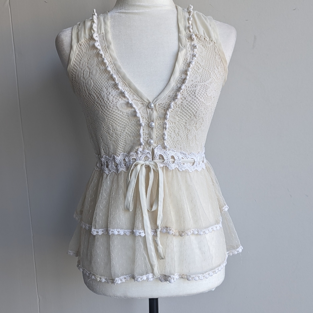 Boho crochet lace sleeveless top in cream/white